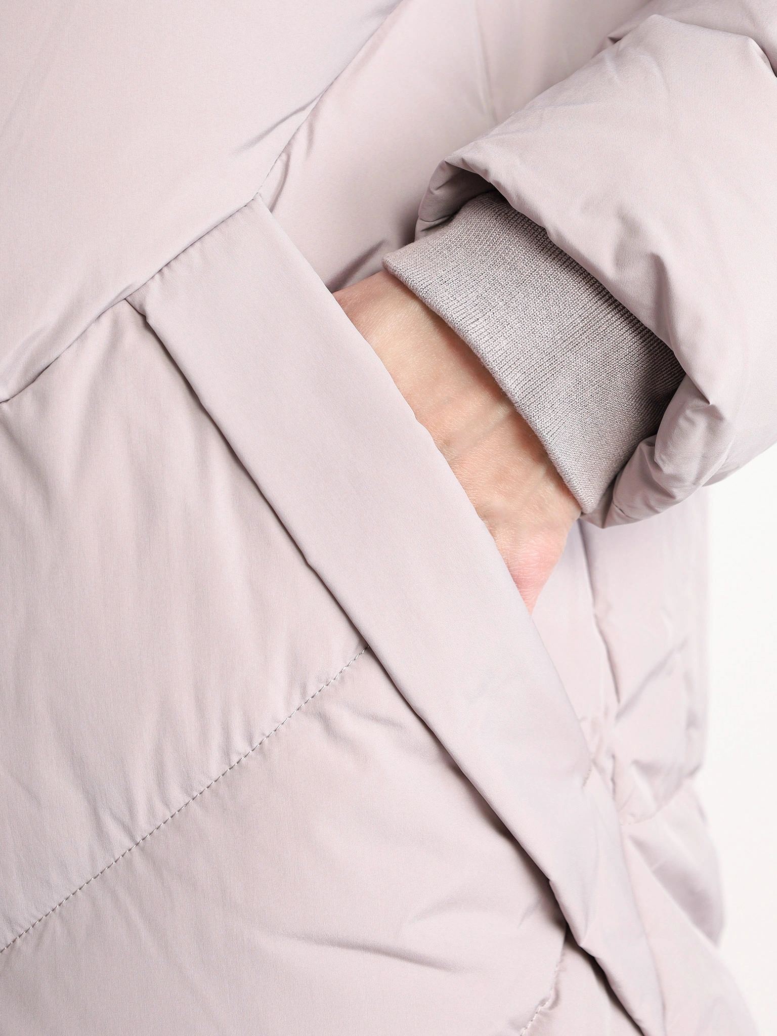 Пуховик бежевого цвета с двойным капюшоном